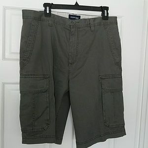 ST. JOHN'S BAY dark olive cargo shorts